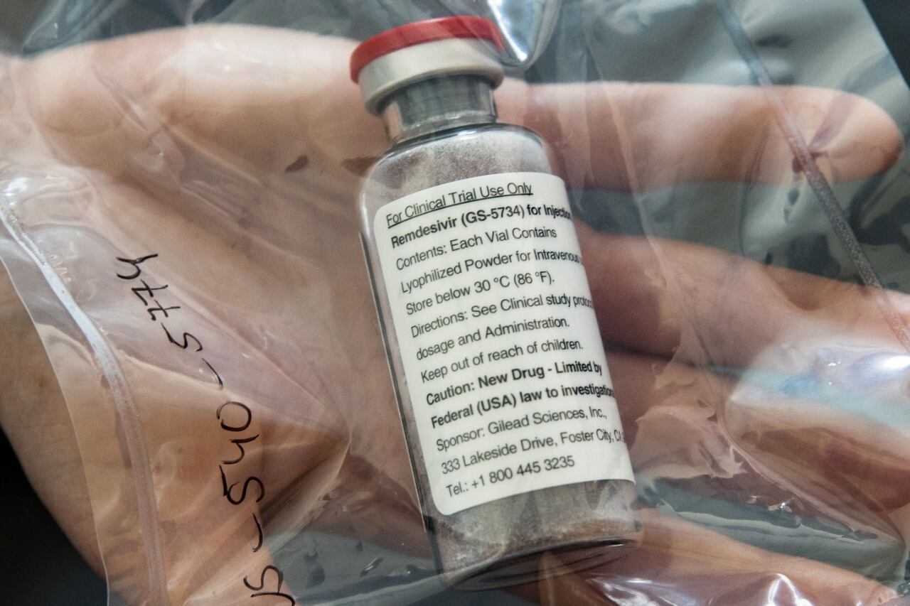 Una ampolleta de remdesivir, nueva droga de tratamiento de la covid-19.