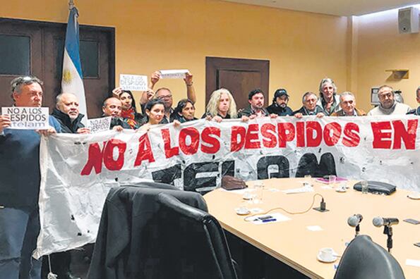 Los trabajadores de Télam junto a la conducción de la CGT.