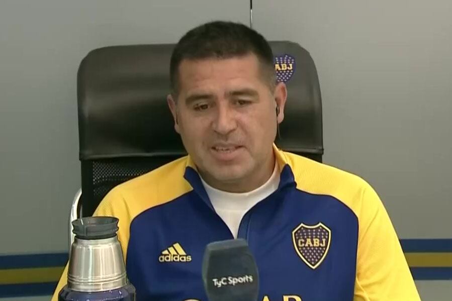 Riquelme, micrófono y mate en mano
