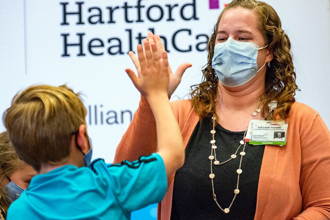 La dosis para los niños se ajustó a 10 microgramos por inyección, menos que los 30 microgramos que reciben los grupos de mayor edad.