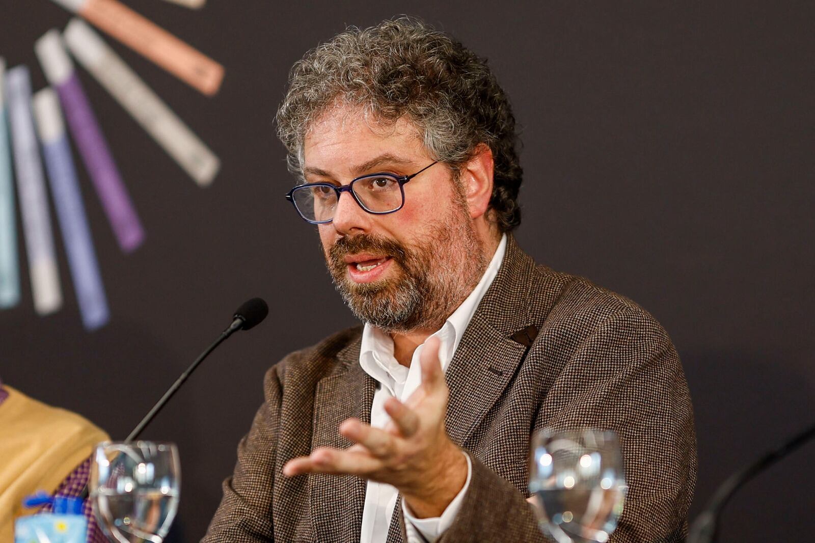 Del Molino es columnista del diario El País. Con el premio se hizo acreedor a 175 mil dólares. 