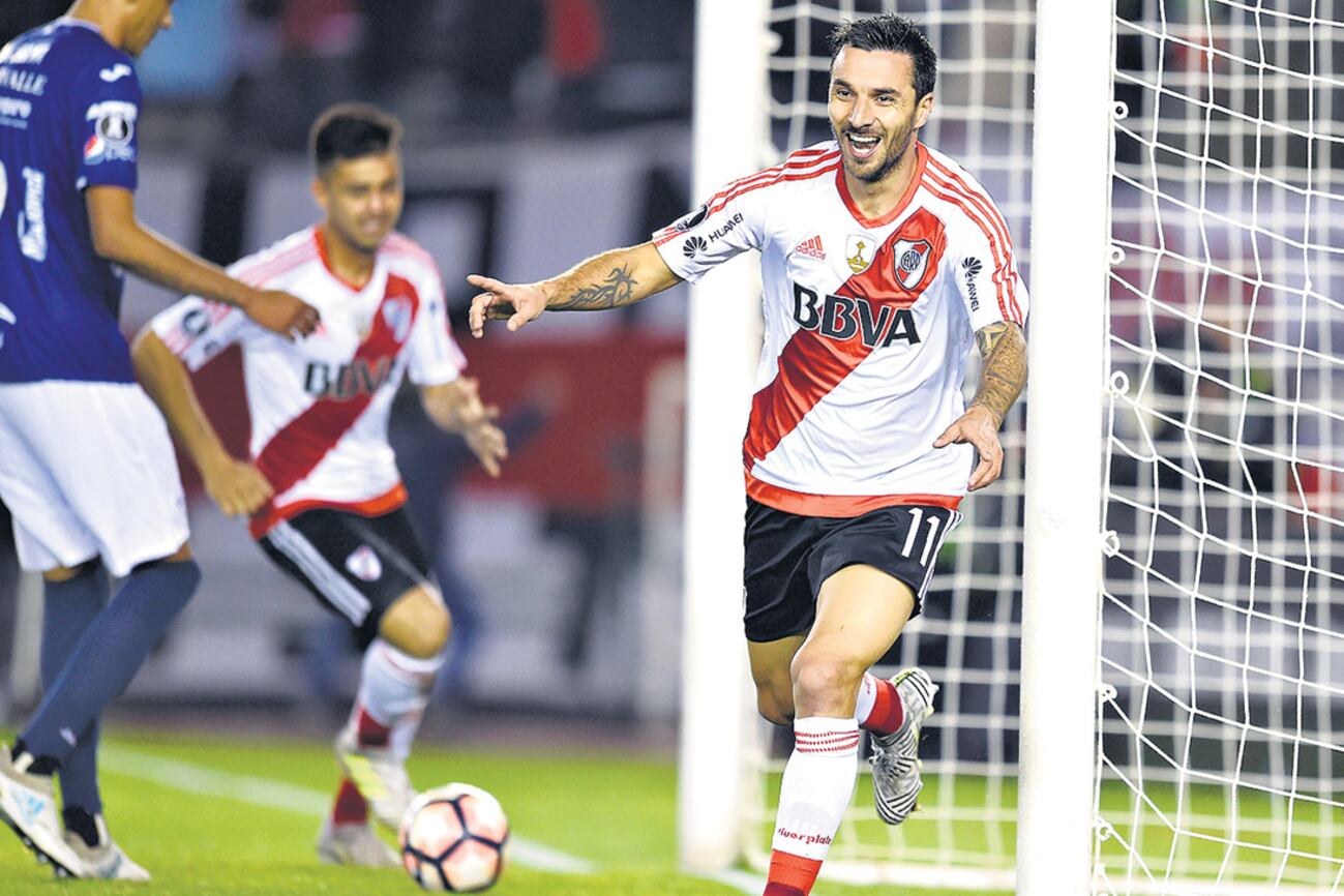 Ignacio Scocco mostró toda su capacidad goleadora en el estadio Monumental.
