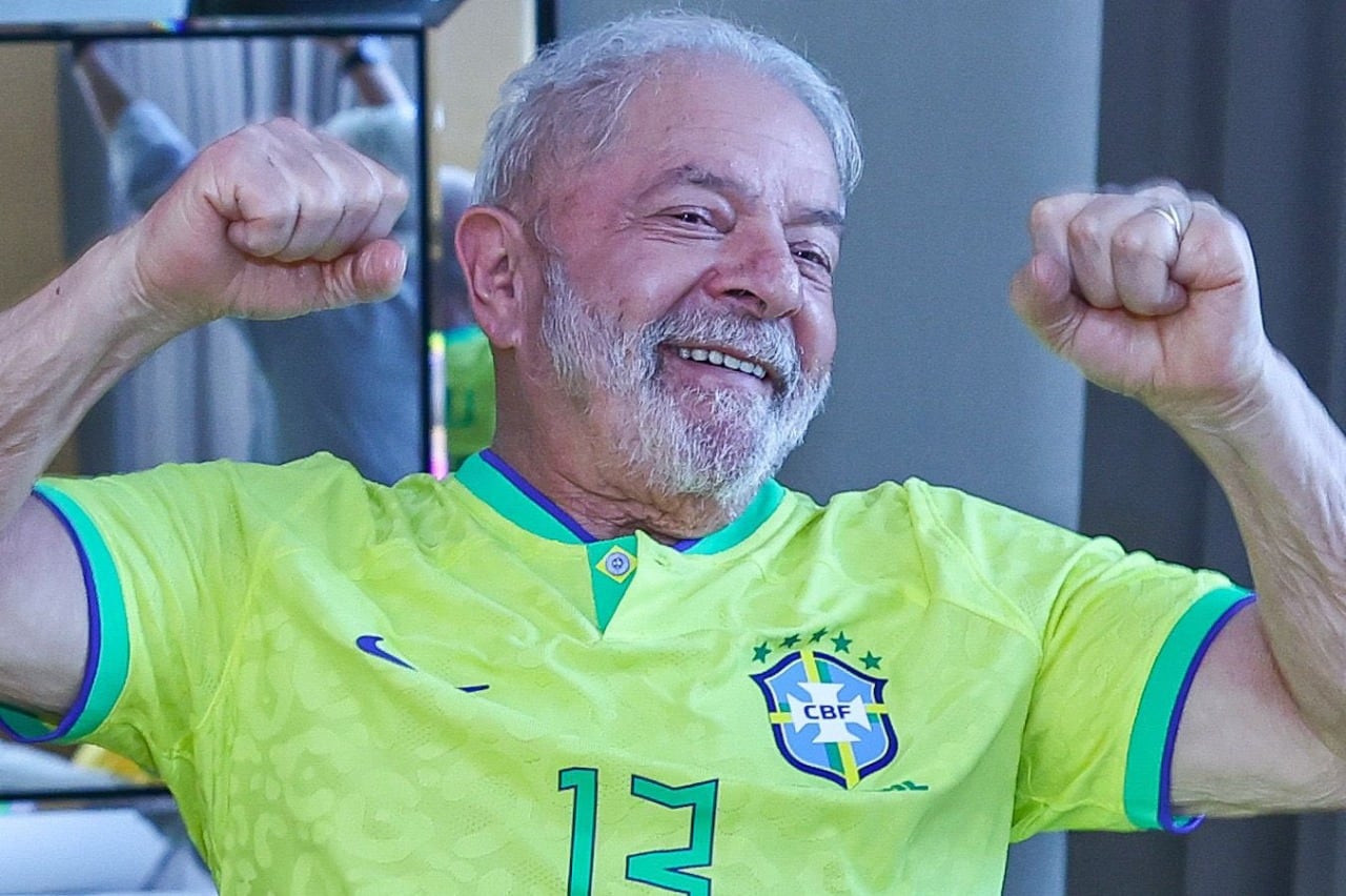 Lula festeja con la camiseta del seleccionado de Brasil.