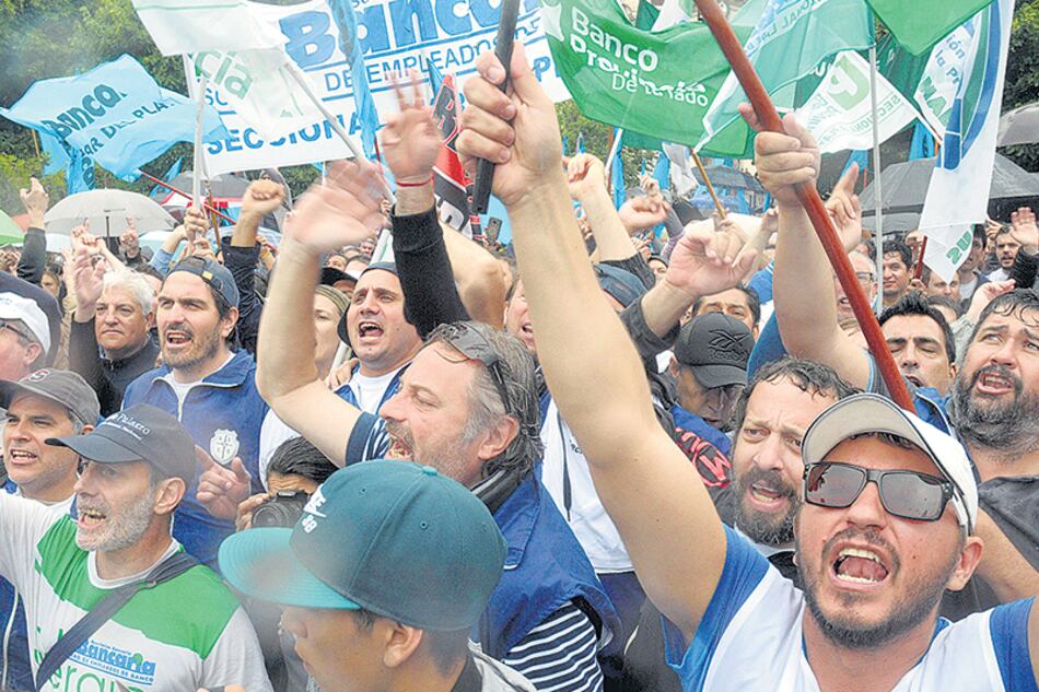 El Gobierno pretende imponer un techo a las paritarias para este año. Habrá resistencia sindical.
