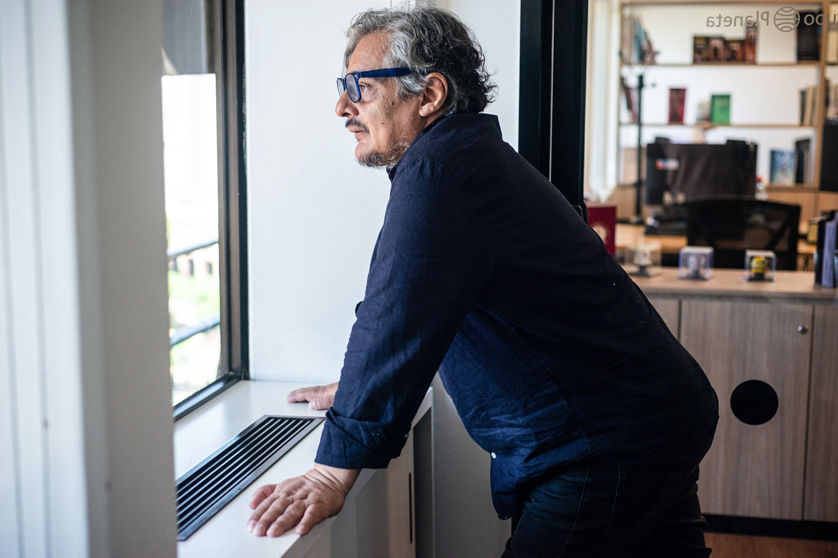 Meneses toma una historia real, que parece de película, para cruzarla con la ficción.