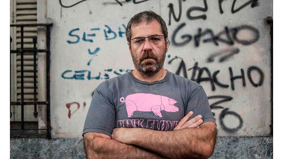 “Me molesta el escritor que pelotudea. Para mí el estilo florido es una mariconada para llamar la atención”, sostenía Carlos Busqued.