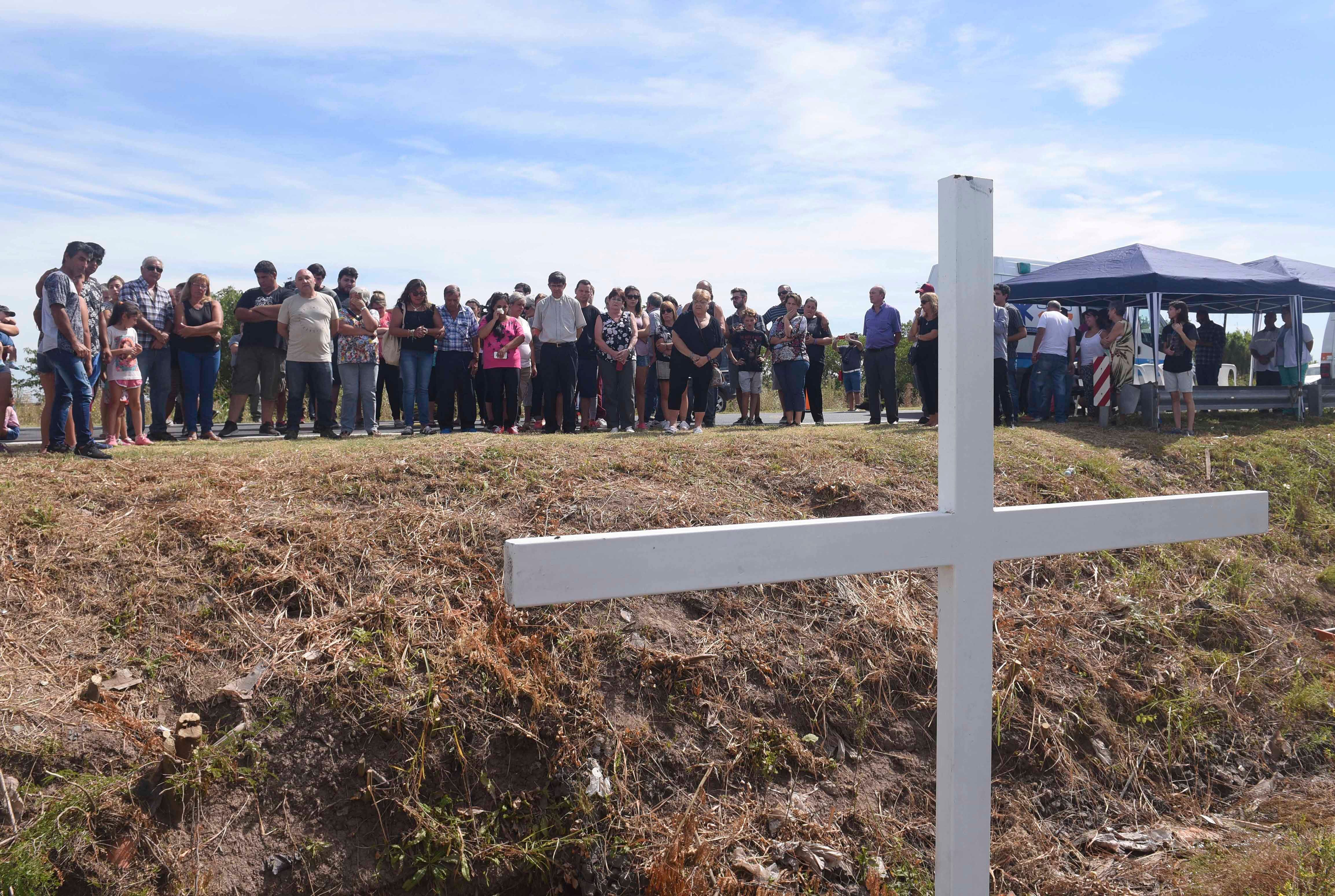 El dolor de los familiares en el primer aniversario. Una cruz en la ruta 33 recuerda las víctimas.