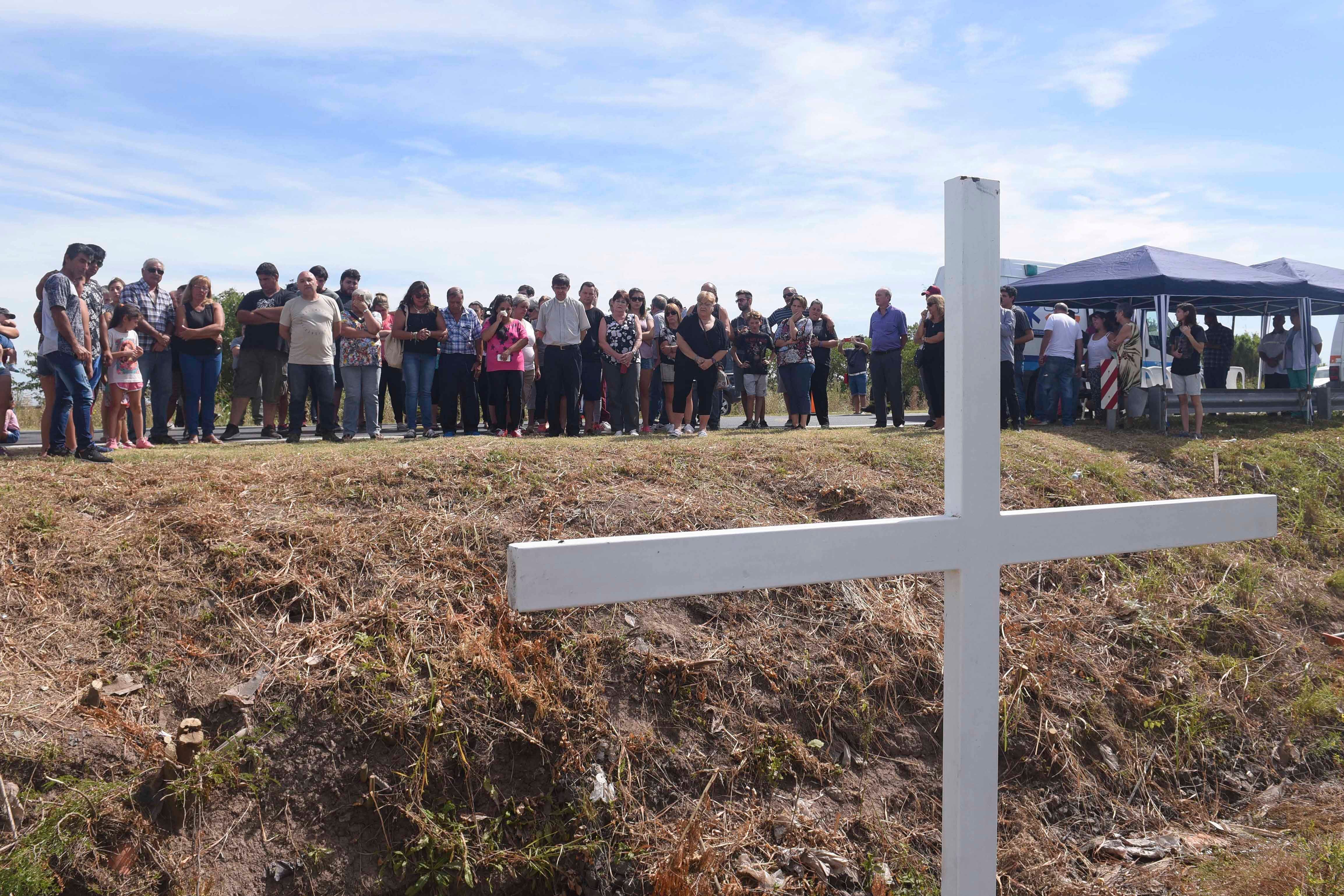 El dolor de los familiares en el primer aniversario. Una cruz en la ruta 33 recuerda las víctimas.