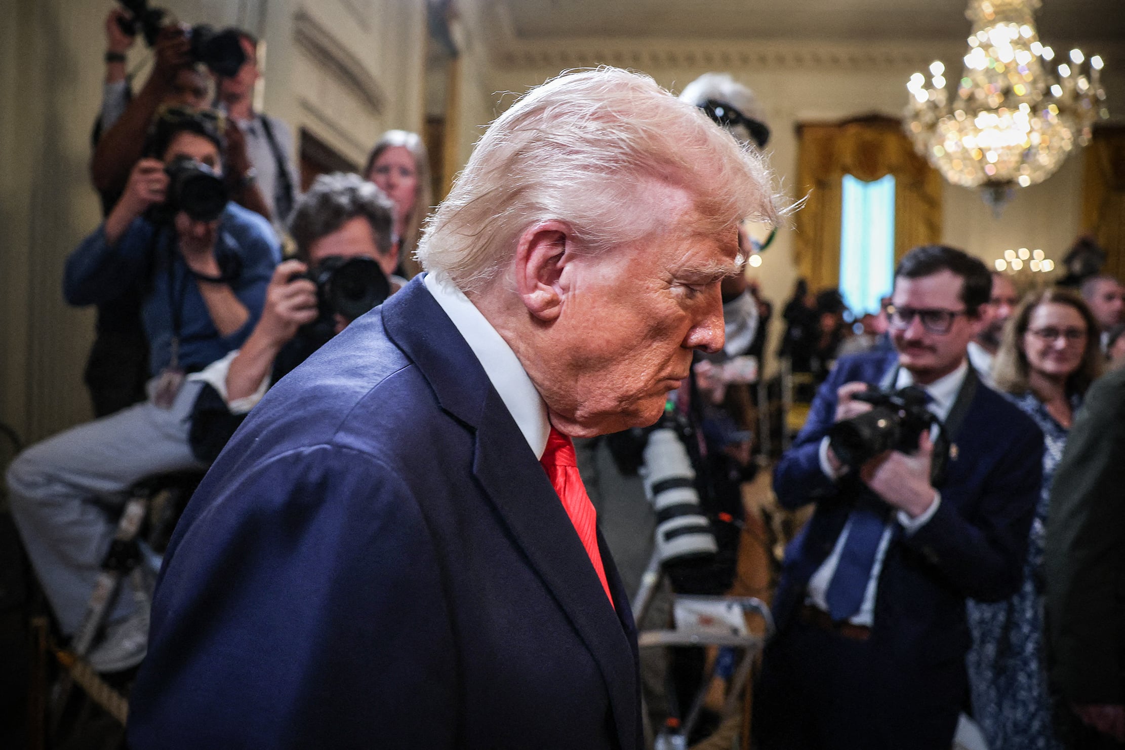 El presidente estadounidense culpa principalmente al Washington Post, ABC News y al New York Times, que en los últimos días han publicado sondeos que sugieren un descenso en los índices de aprobación