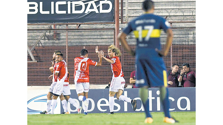 Alexis Mac Allister abrió el camino a la victoria de Argentinos, conectando un centro de Cabrera.