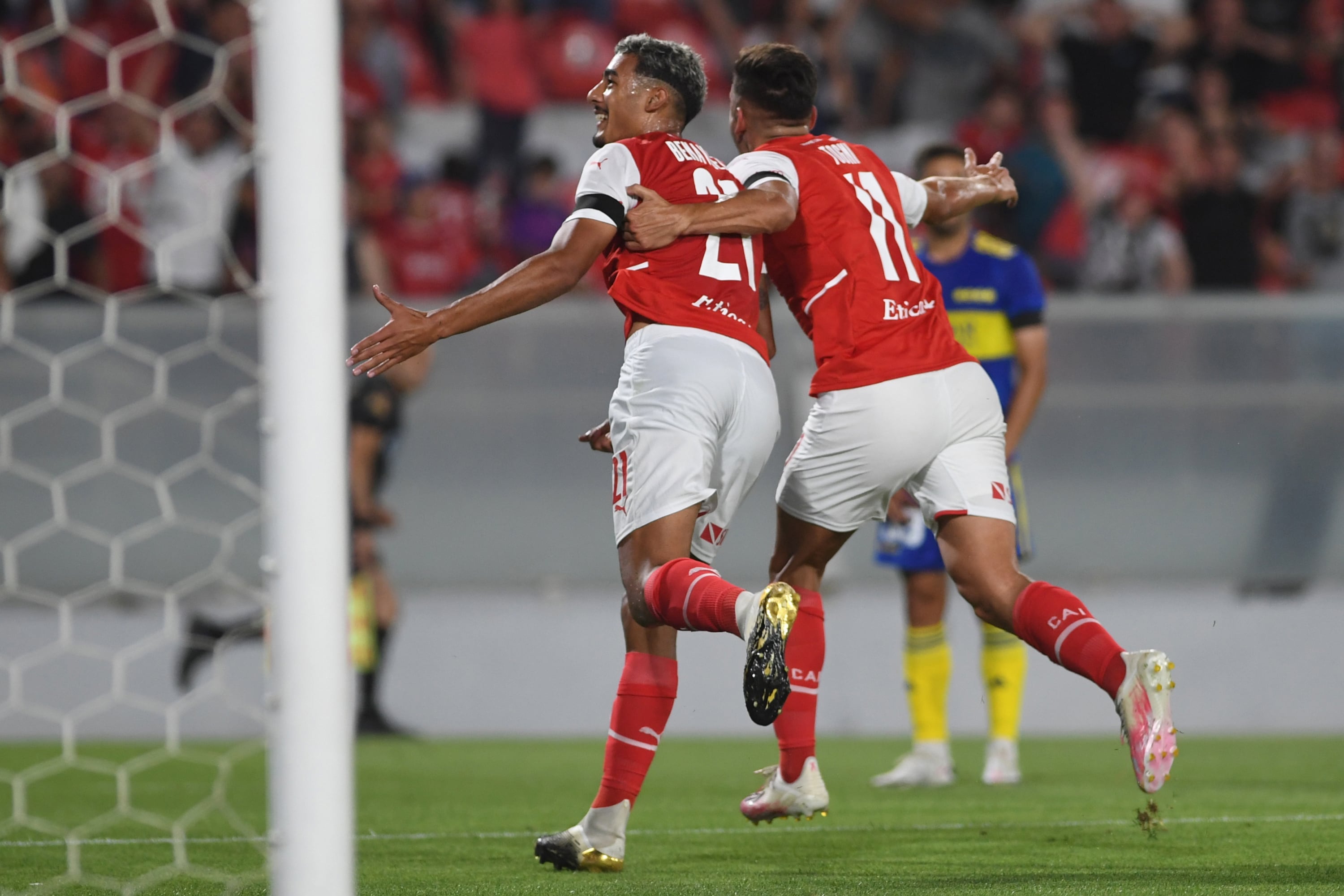 Benavídez y Togni salen a festejar el 1-0 del Rojo