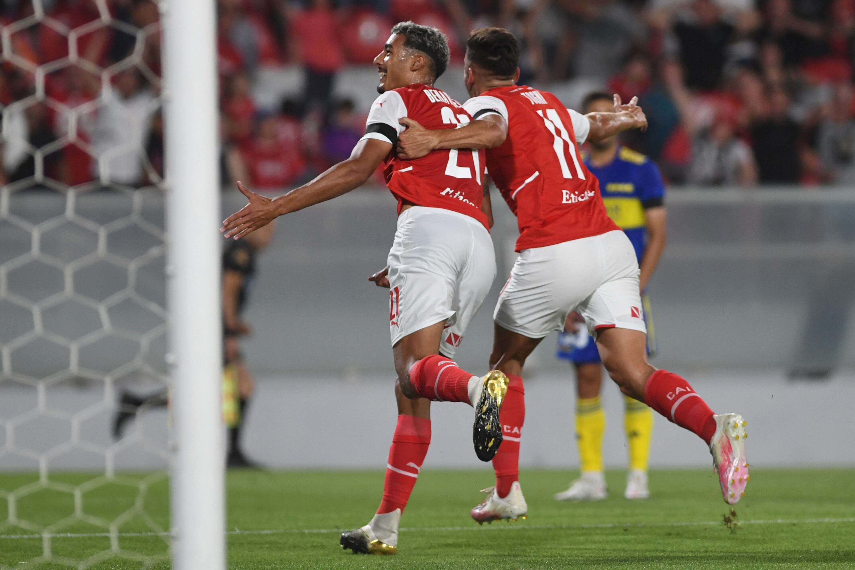 Benavídez y Togni salen a festejar el 1-0 del Rojo