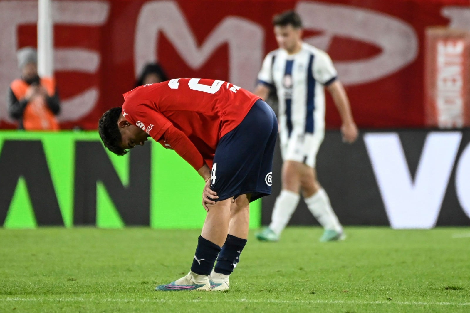Cayó el Rojo y la imagen del chico Santiago López es por demás elocuente