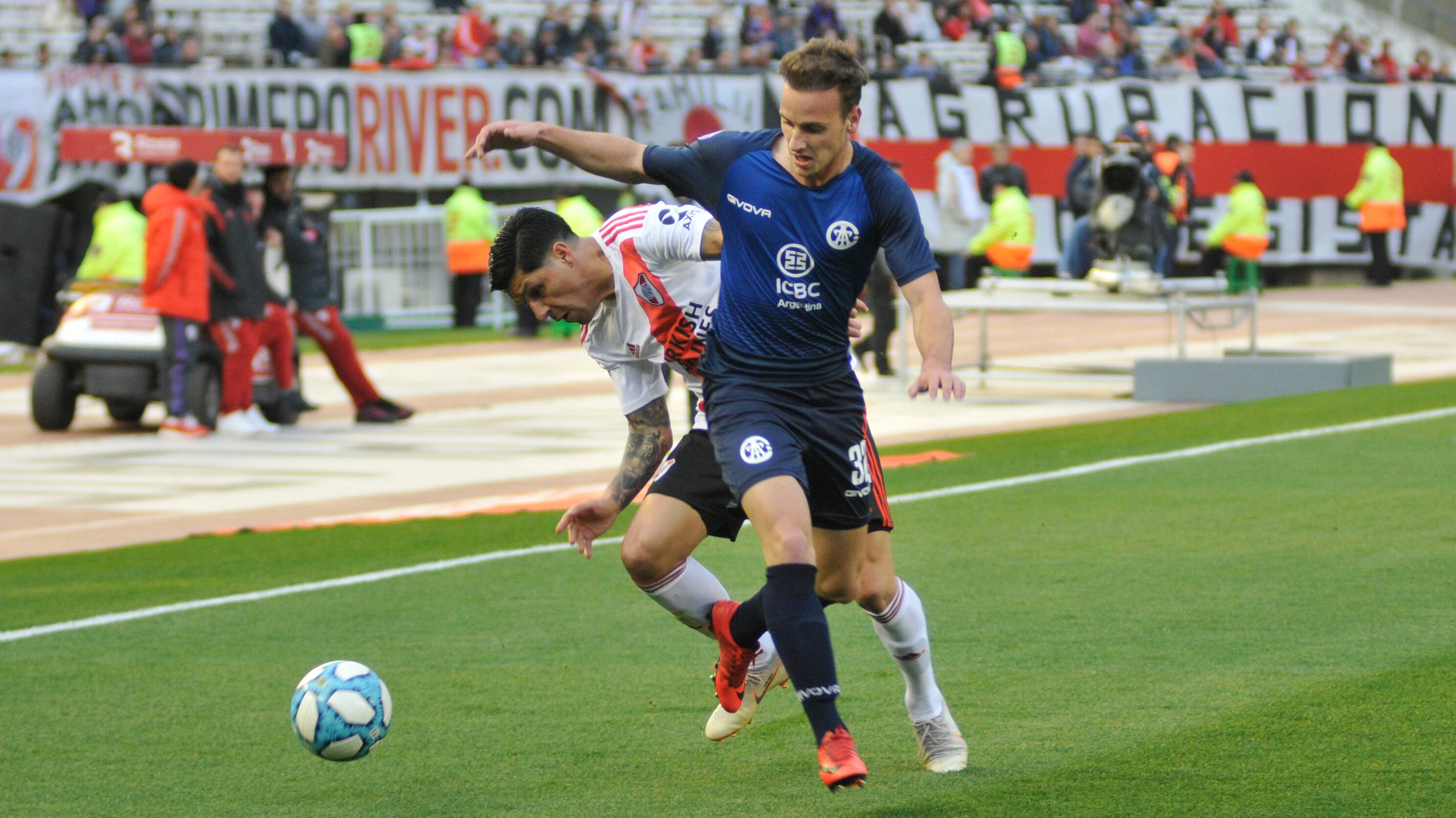 Tomás Pochettino, una de las figuras del partido, lucha con Enzo Pérez.