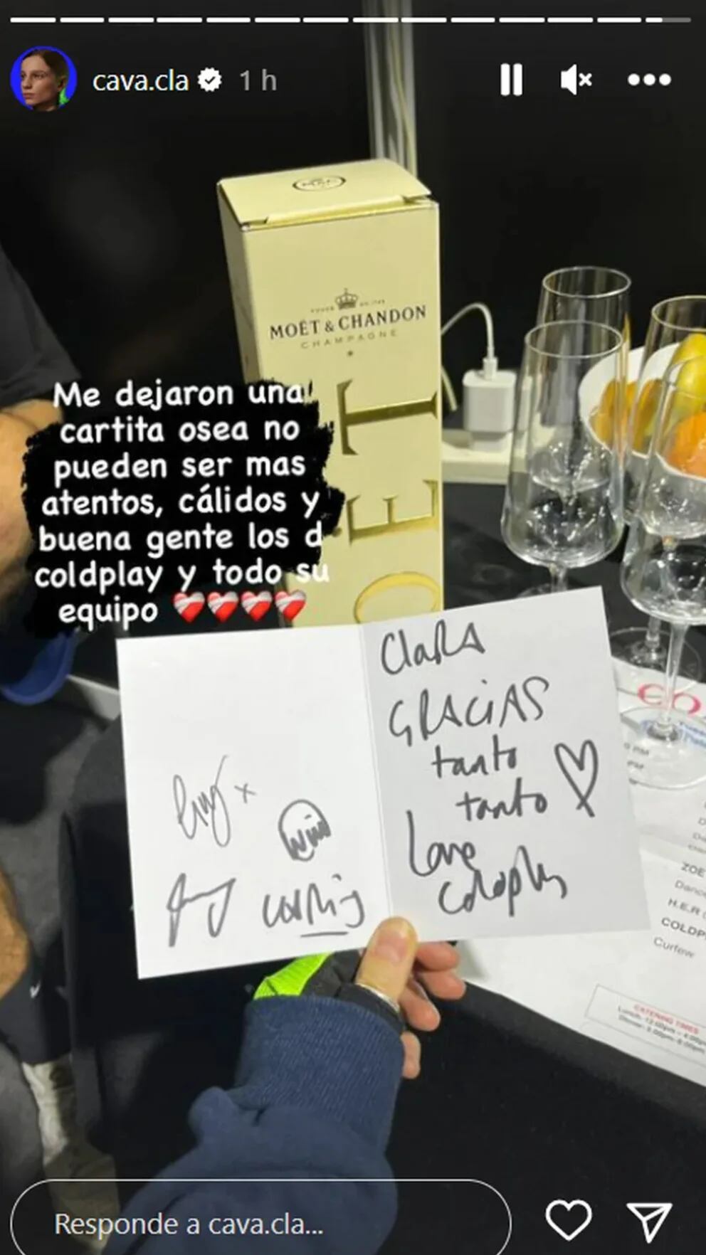 "Clara, gracias tanto tanto. Love, Coldplay”, le escribió el propio Chris Martin, de puño y letra, a la cantante argentina Clara Cava, quien fue telonera de la banda por una noche.
