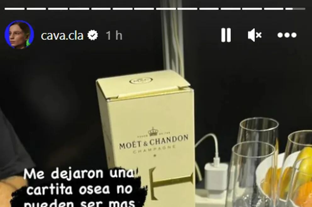 "Clara, gracias tanto tanto. Love, Coldplay”, le escribió el propio Chris Martin, de puño y letra, a la cantante argentina Clara Cava, quien fue telonera de la banda por una noche.