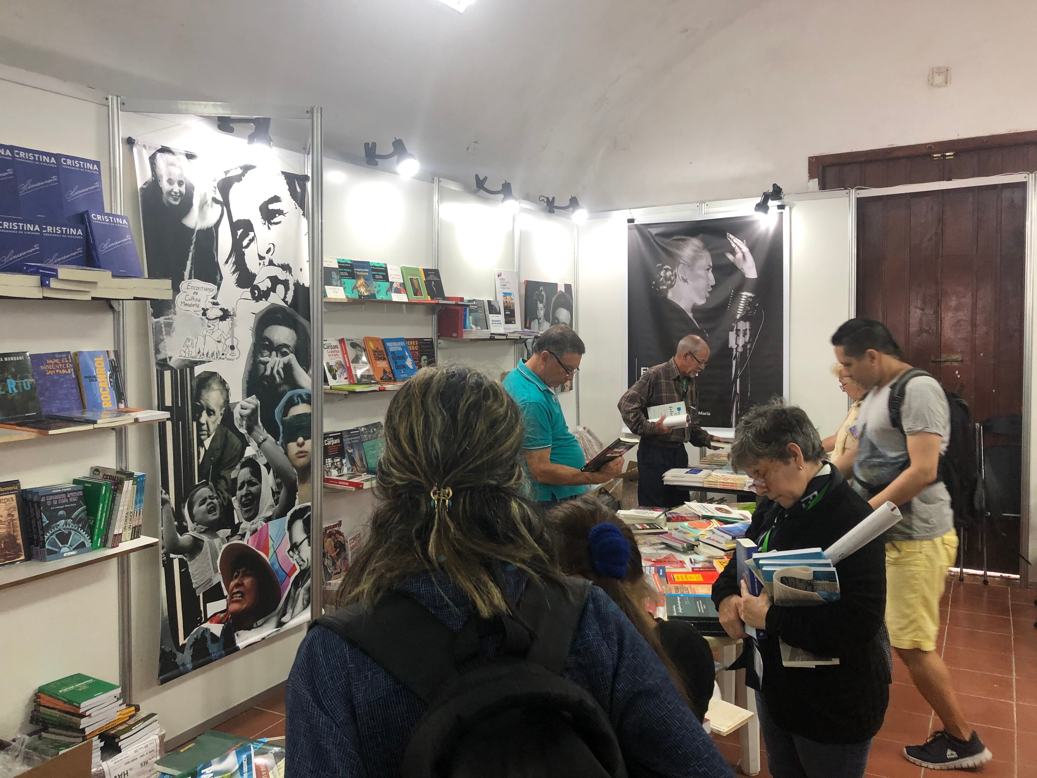 En el stand argentino hay 2500 libros de 50 editoriales.