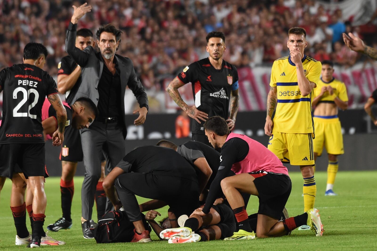 El momento de la atención a Altamirano en el campo de juego