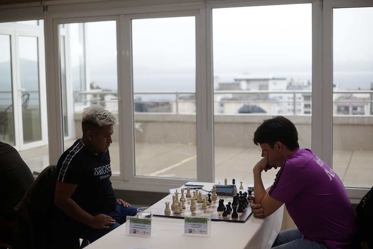 El MI Pablo Acosta, que logró su norma de GM; enfrente el GM Diego Flores.