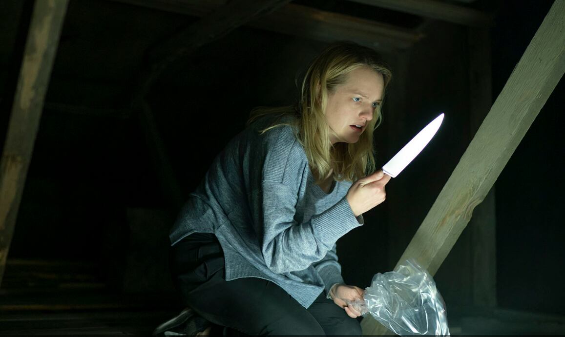 Moss debe luchar contra el descreimiento de todos quienes la rodean.