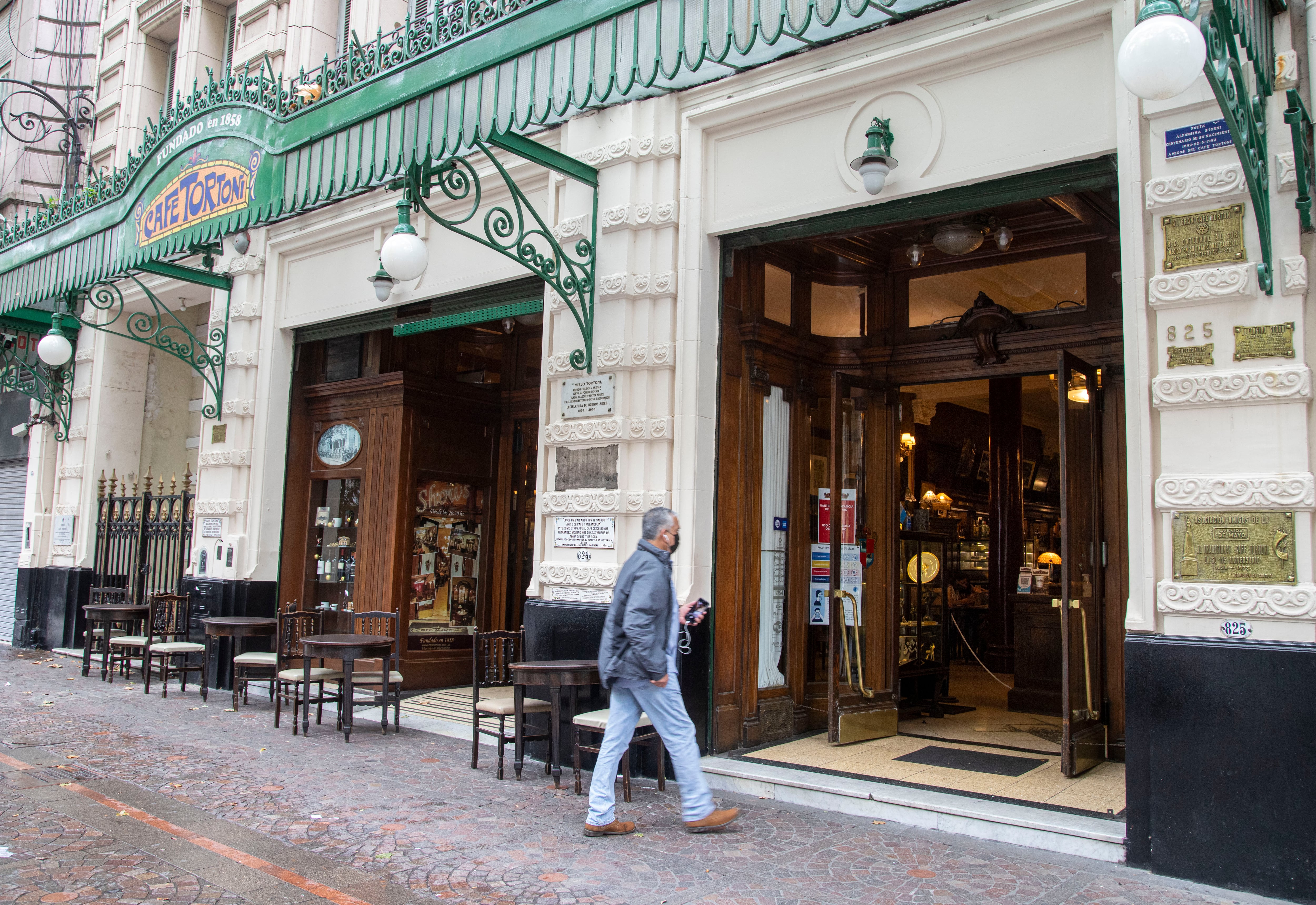 El Café Tortoni, inaugurado en 1858, es uno de los puntos más recurridos en el Día de los cafés porteños.