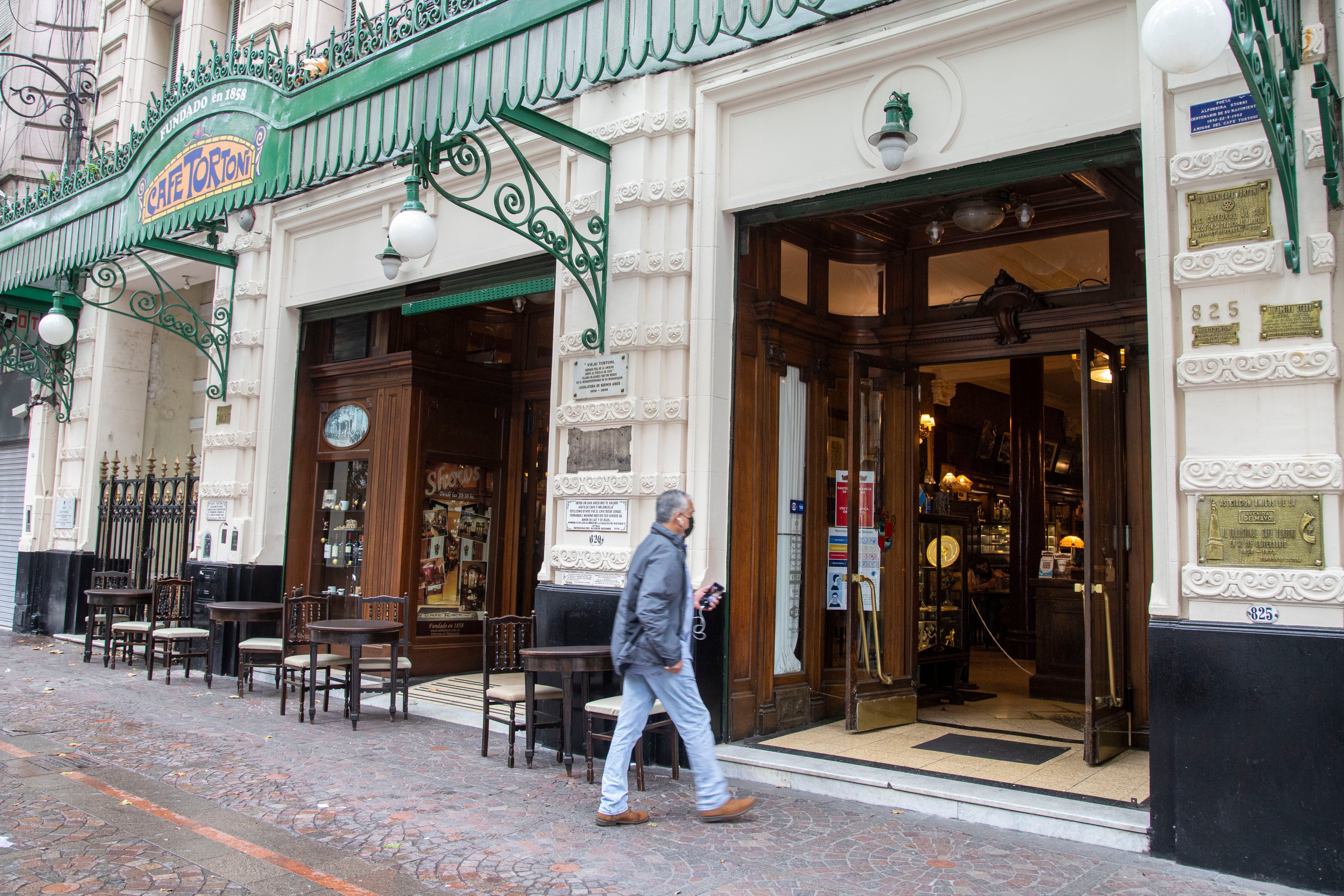 El Café Tortoni, inaugurado en 1858, es uno de los puntos más recurridos en el Día de los cafés porteños.