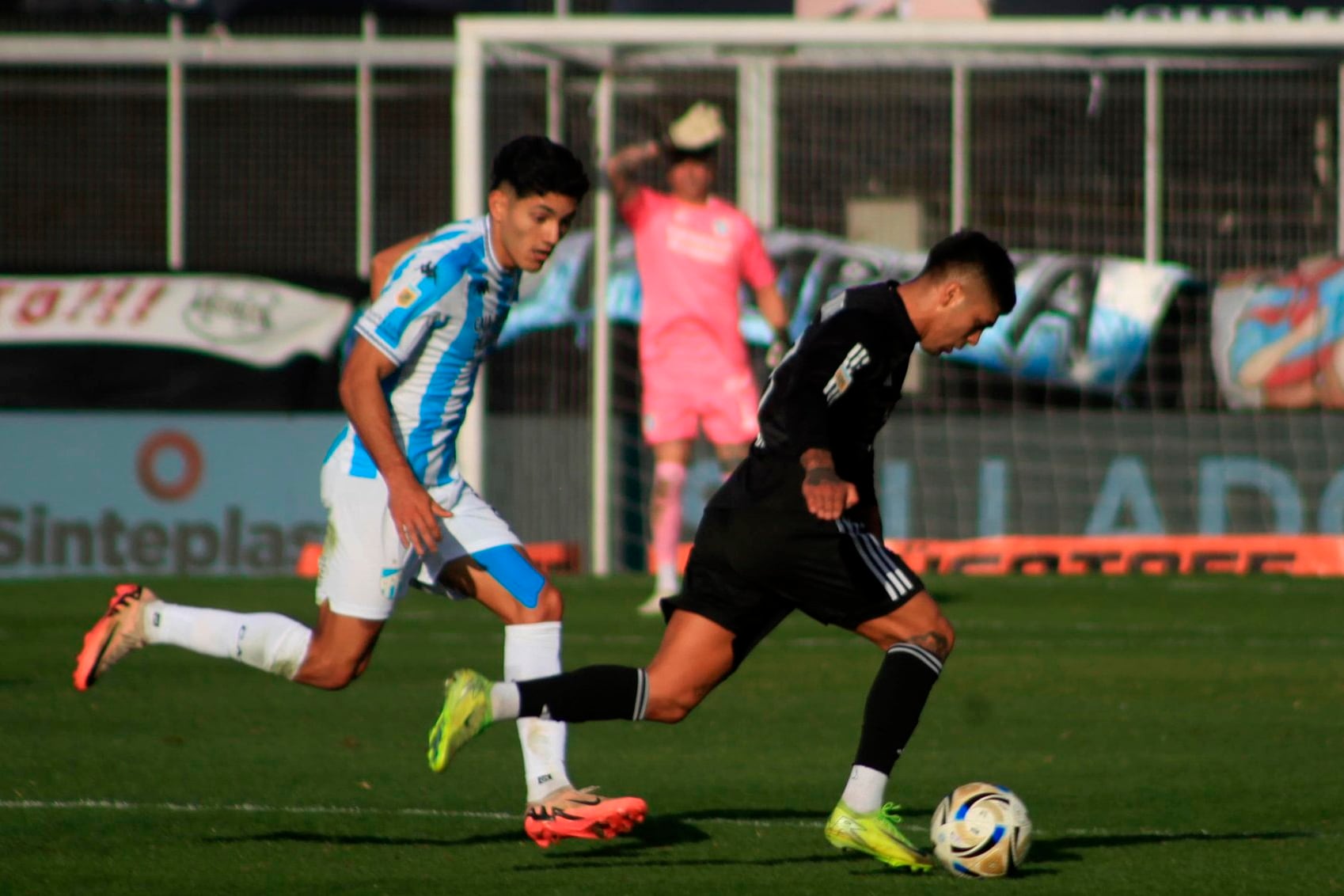 Riestra, de penal, sumó tres puntos valiosos en su casa