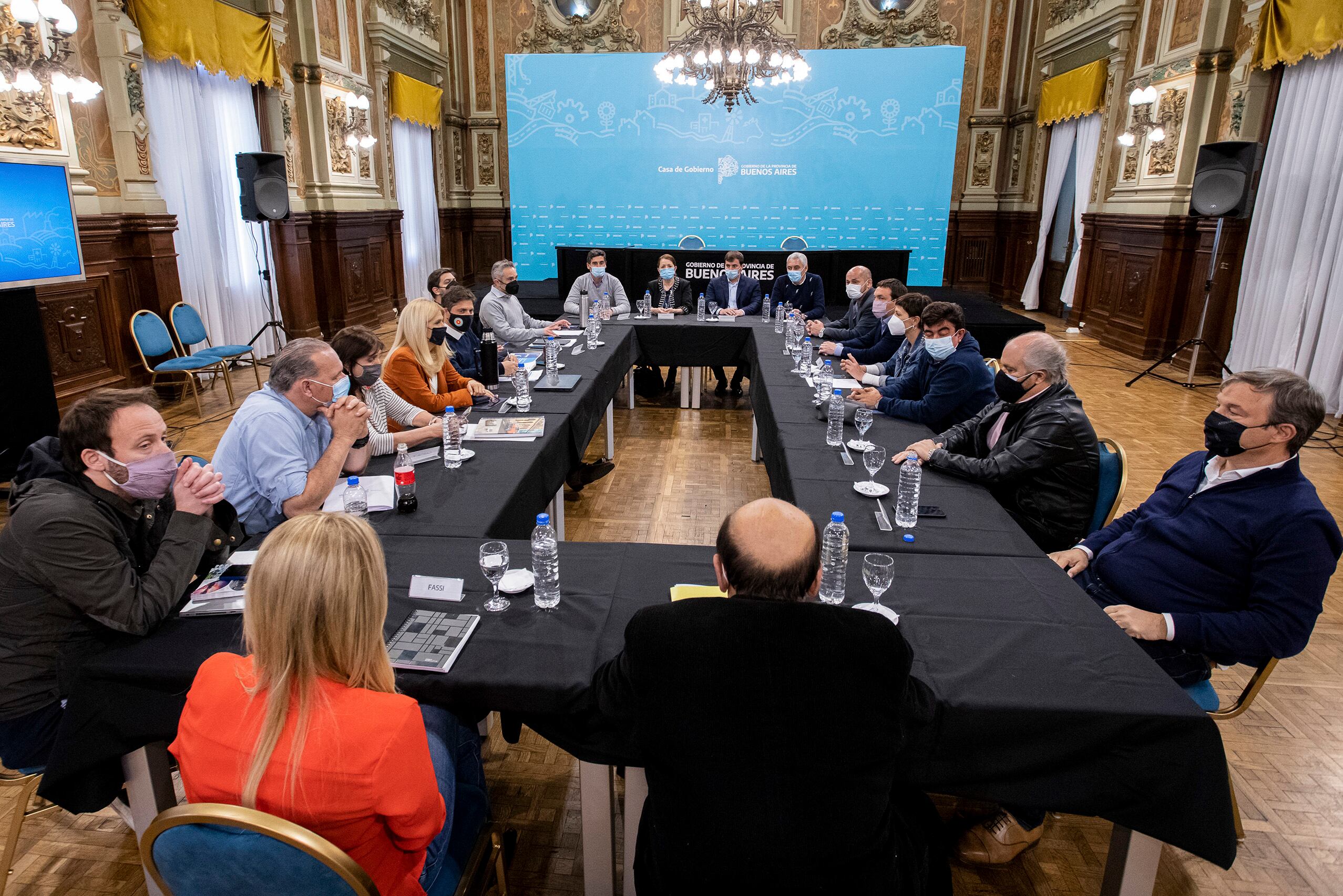 La iniciativa suprime la prohibición de reelección de los intendentes.