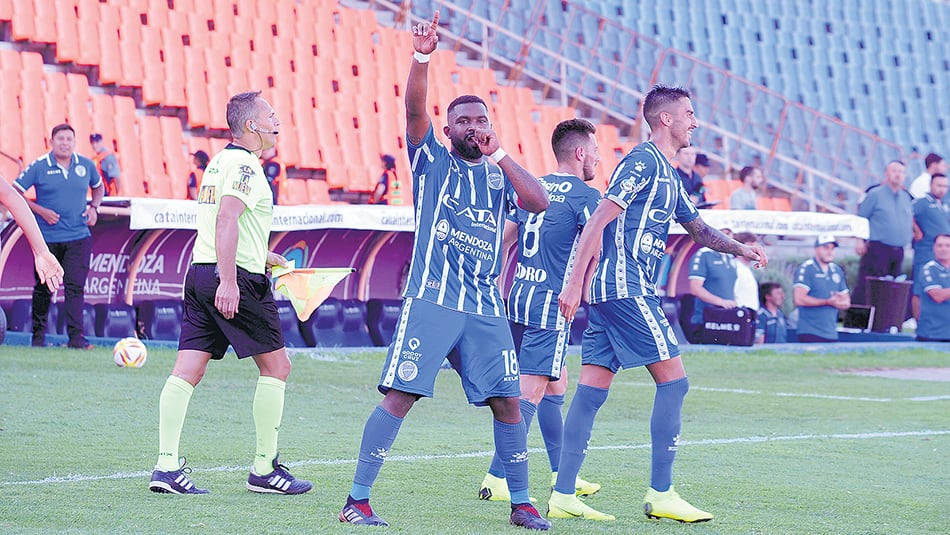 Morro García festeja el primero de sus dos goles, ambos de penal.