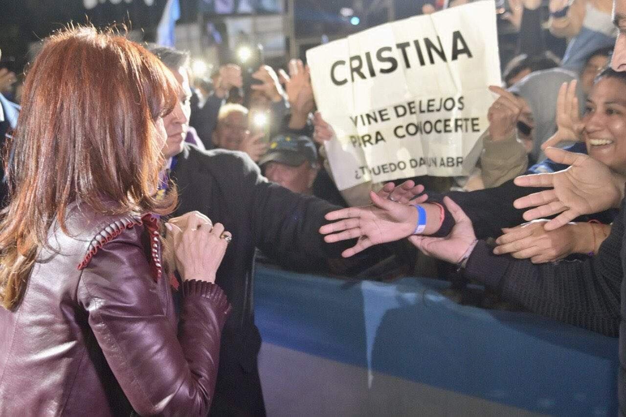 Cristina Kirchner saluda a la militancia correntina.