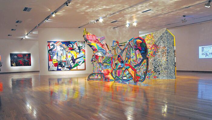 Vista parcial de la muestra de Noé: en primer plano, la instalación Entreveros, de 2017.