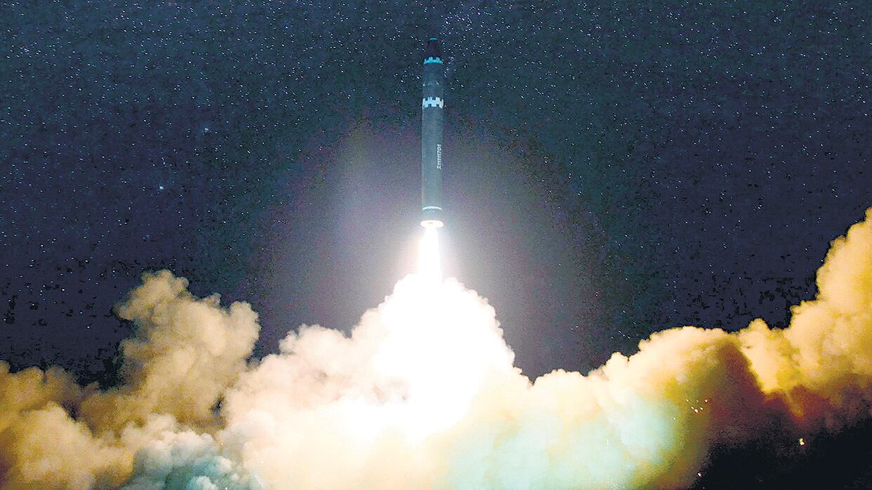 Imagen de la agencia norcoreana KCNA del lanzamiento del misil Huasong 15, realizado el martes pasado por el régimen de Kim.