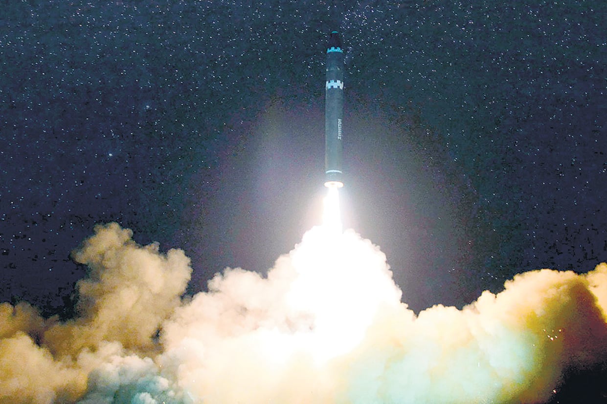 Imagen de la agencia norcoreana KCNA del lanzamiento del misil Huasong 15, realizado el martes pasado por el régimen de Kim.