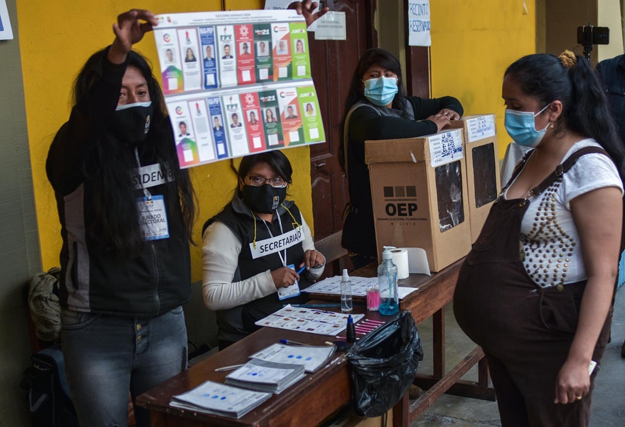 Un centro de votación en La Paz se alista para las elecciones. 