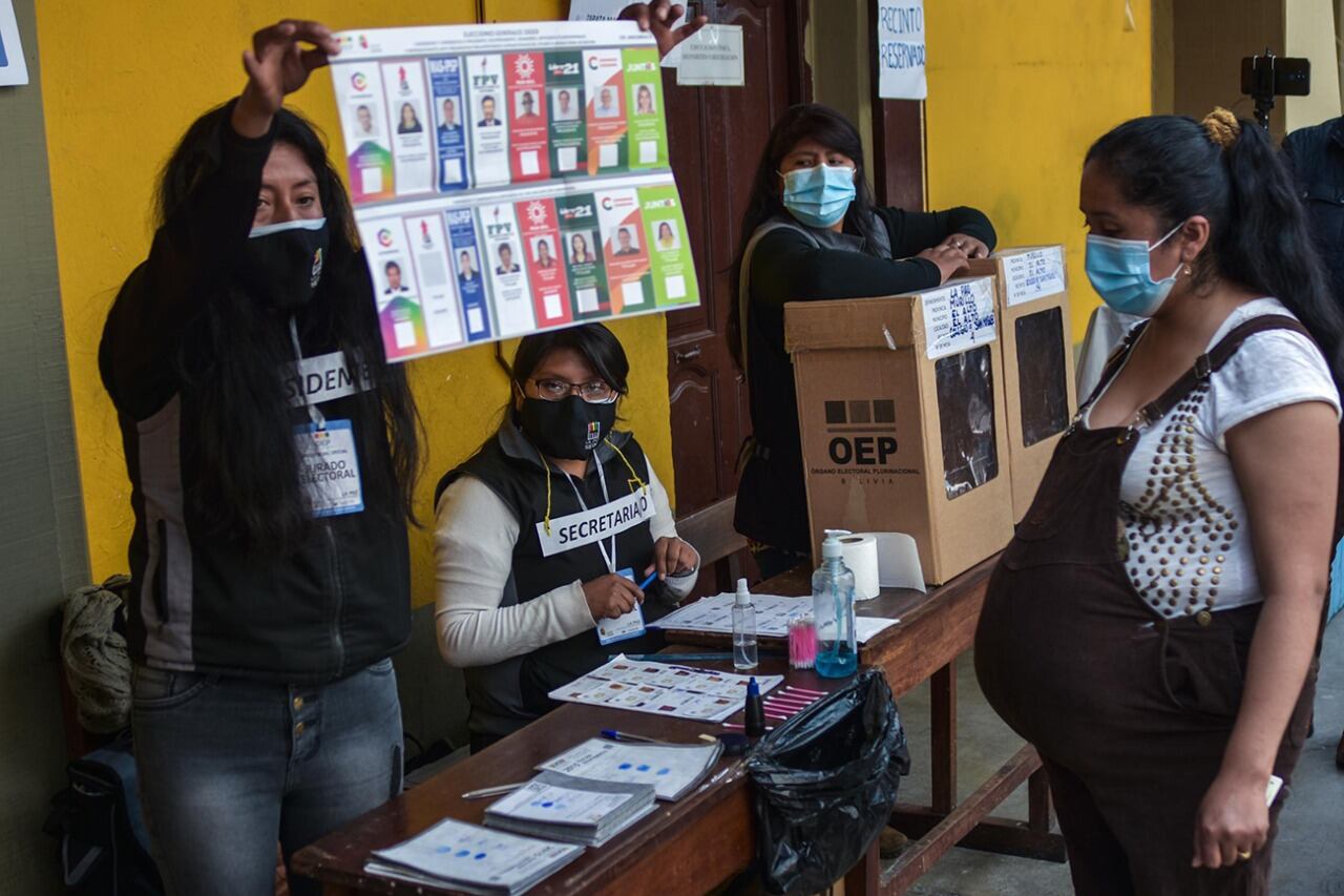 Un centro de votación en La Paz se alista para las elecciones.