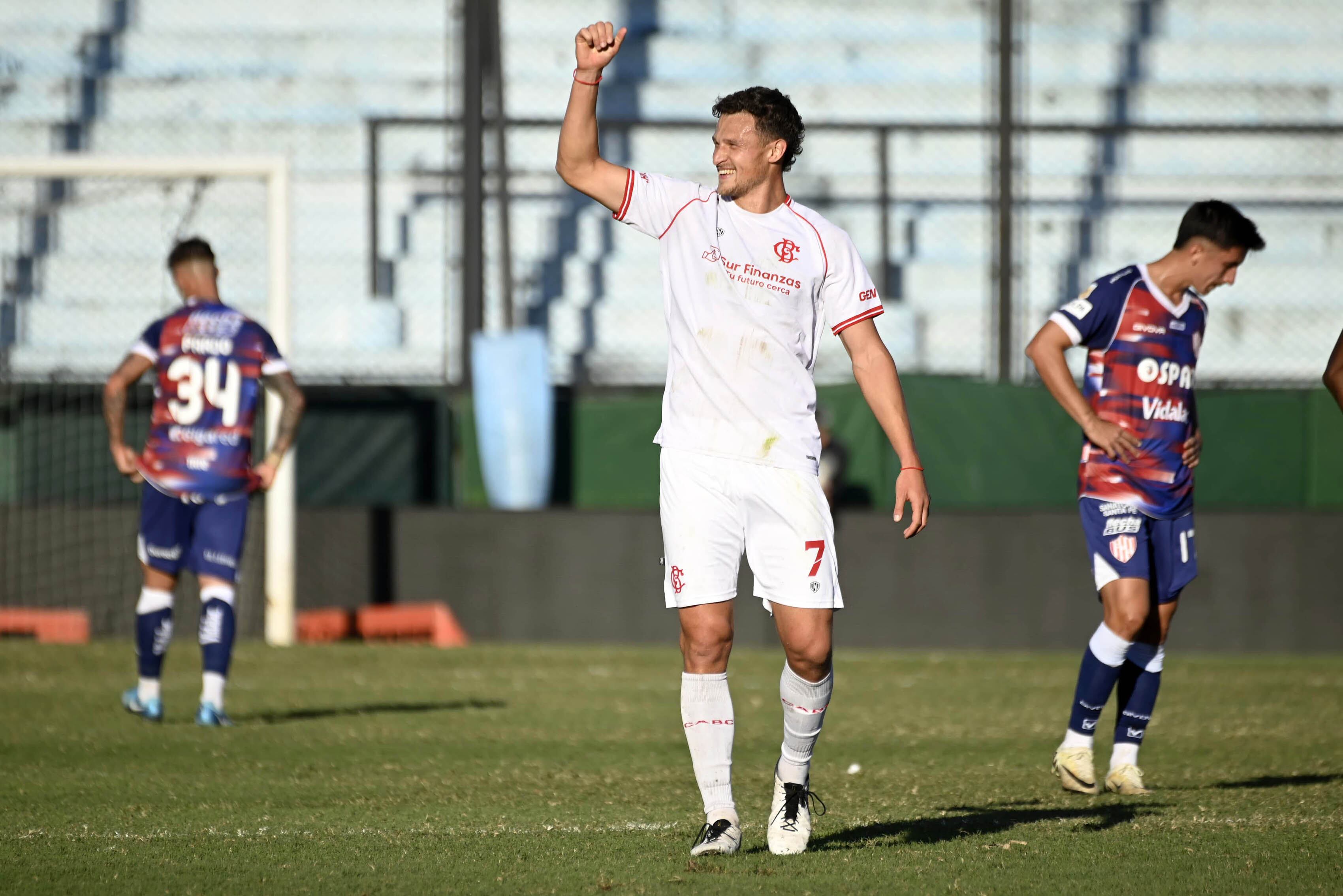 Bruera entró para los últimos 15 y le dio el triunfo al Guapo.