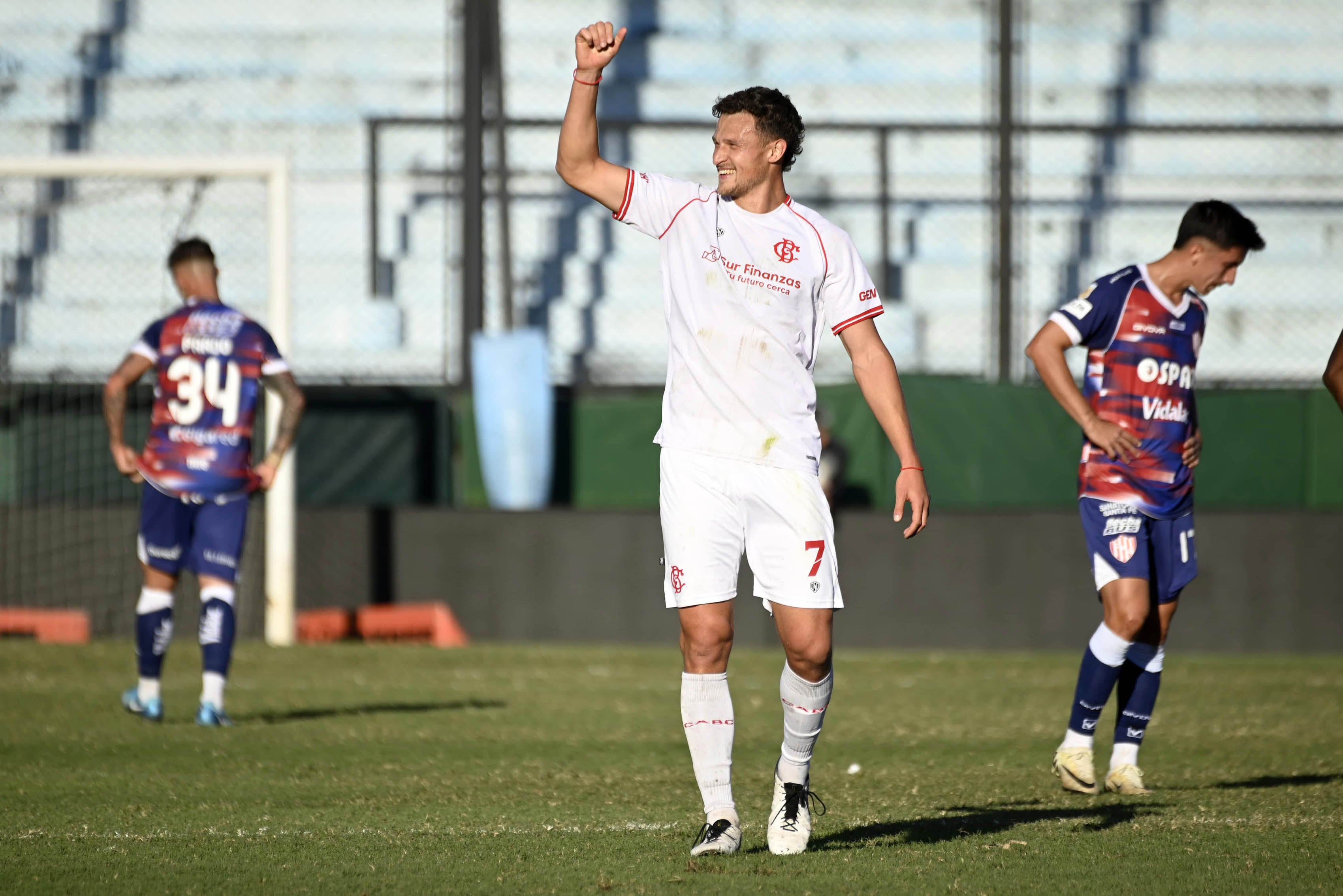 Bruera entró para los últimos 15 y le dio el triunfo al Guapo.