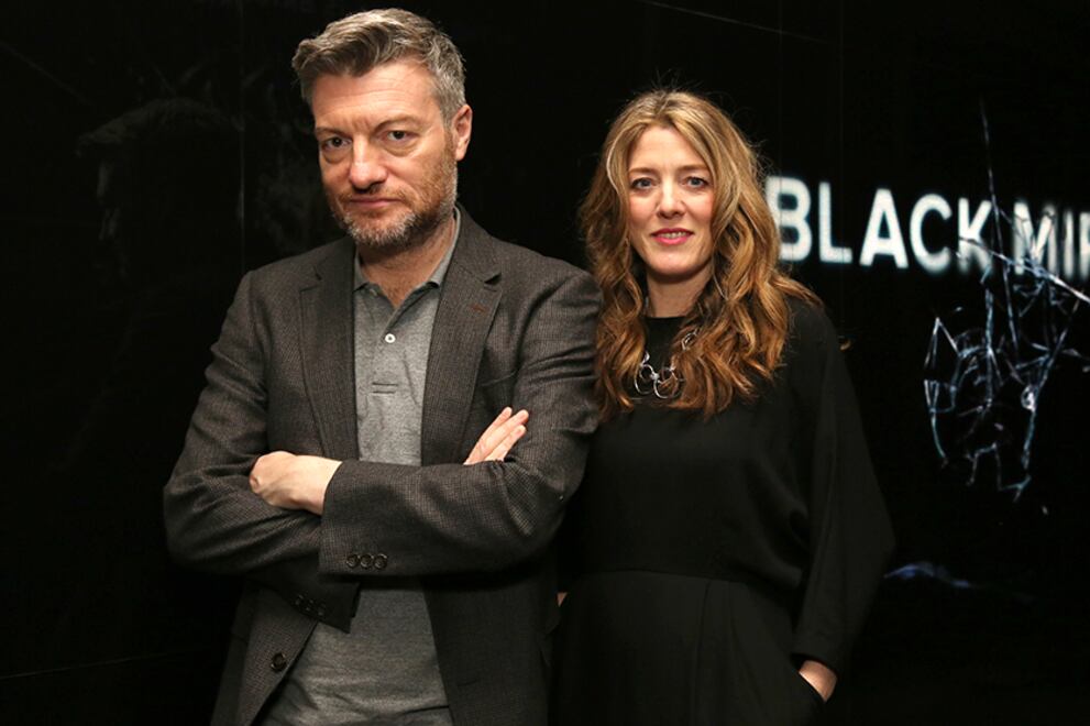 Charlie Brooker y Anabel Jones.