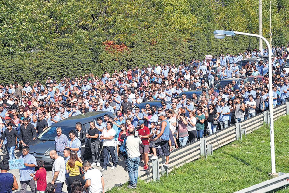 Alrededor de mil personas acompañaron el féretro de Leandro Alcaraz, asesinado el domingo.
