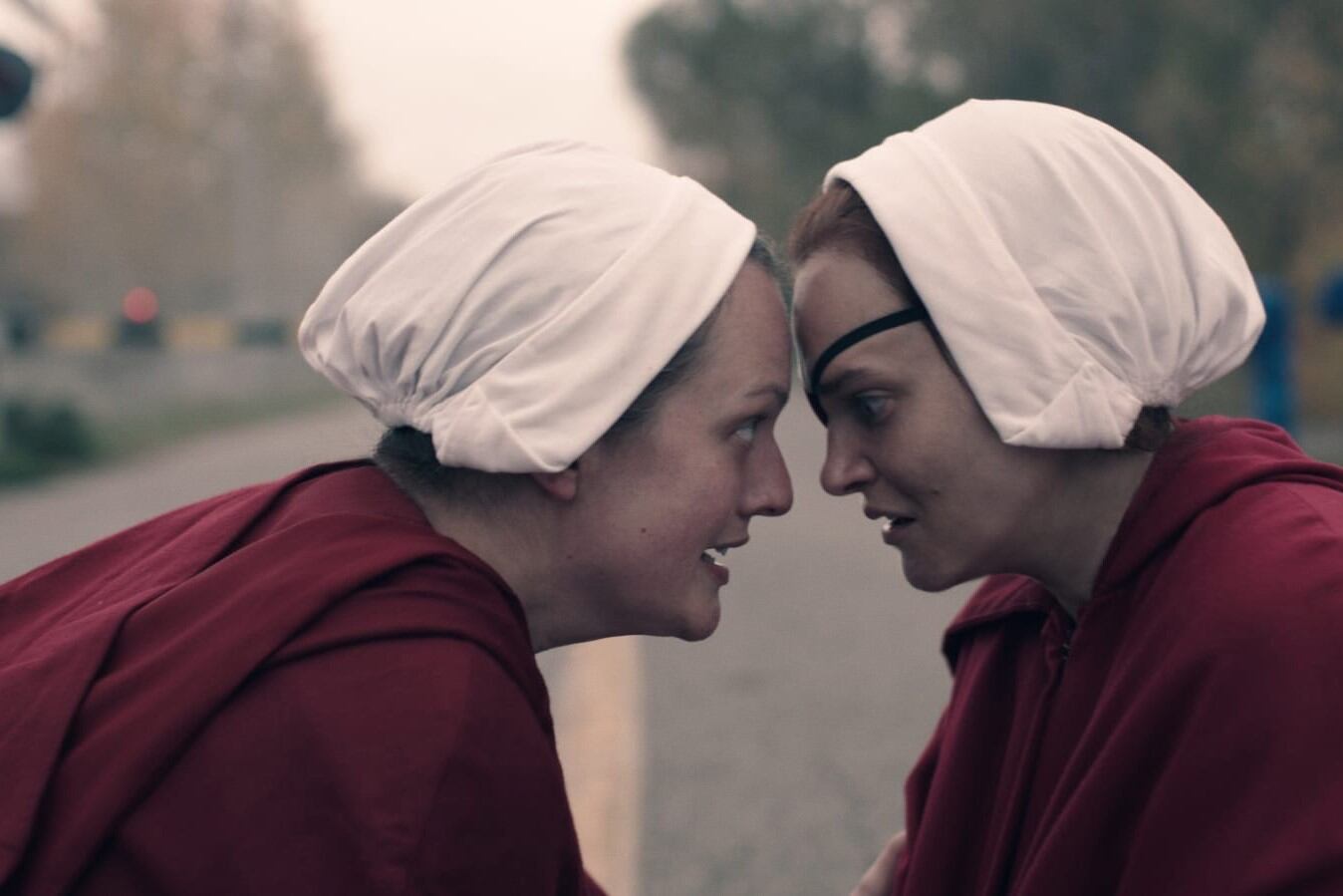 Basada en la novela de Margaret Atwood de 1985, El cuento de la criada presenta un mundo distópico, en el que la tasa de natalidad se desploma. Foto: Prime Video.