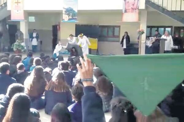 Una escena del video que filmó la alumna mientras se desarrollaba un acto contra la ley de aborto.