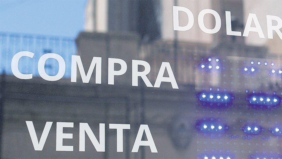 El dólar cerró a 20,70 pesos en promedio en la city porteña.