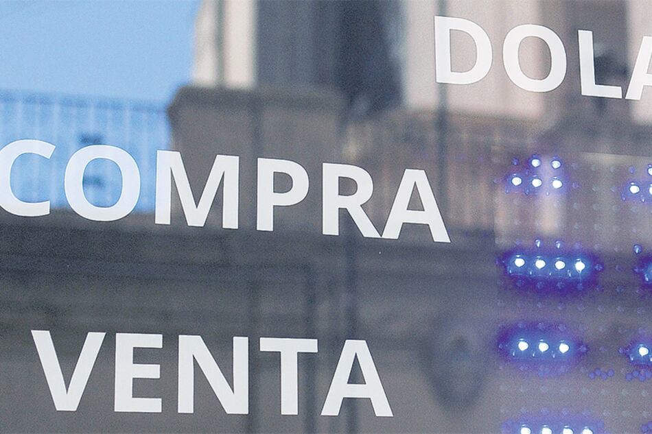 El dólar cerró a 20,70 pesos en promedio en la city porteña.