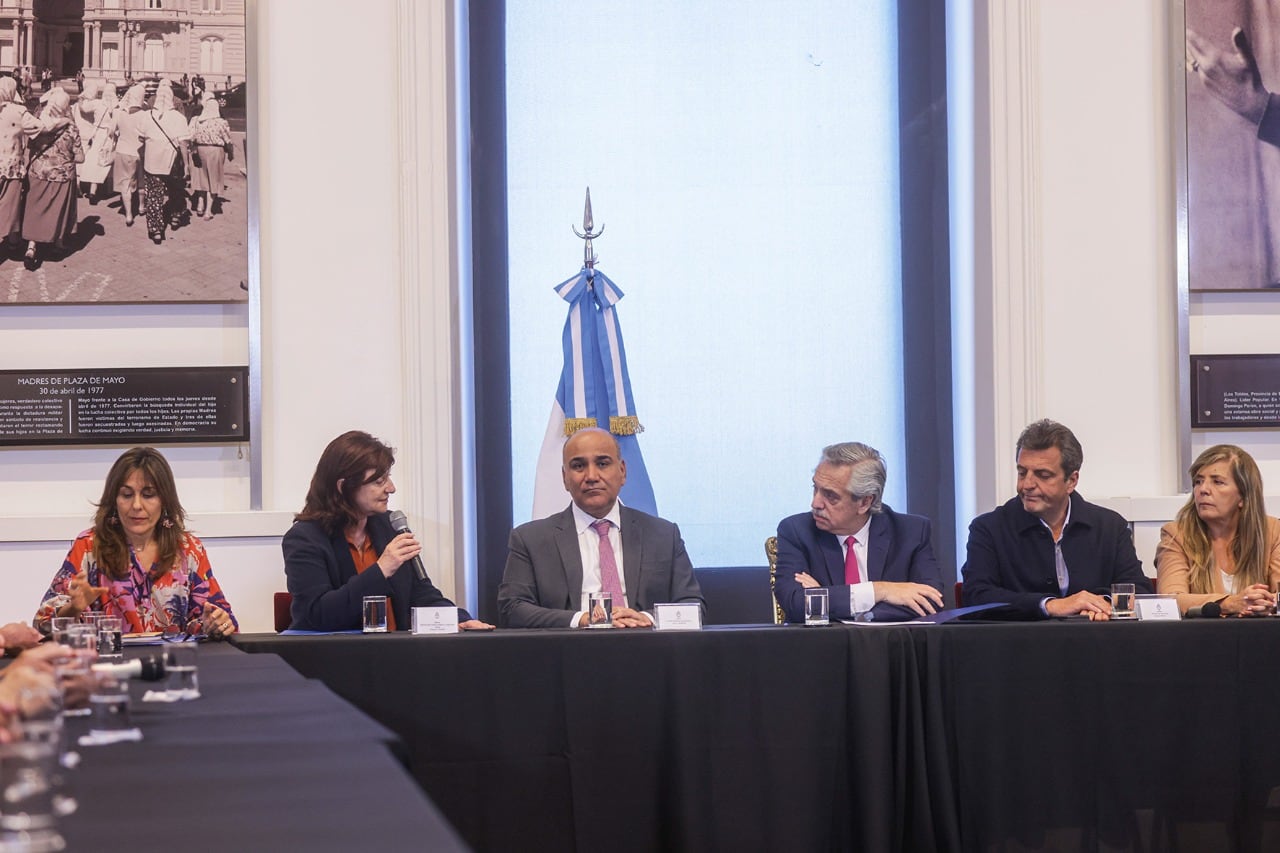 Alberto Fernández, Sergio Massa, Kelly Olmos y Juan Manzur, entre otros, participaron del anuncio del acuerdo, junto a empresarios y sindicalistas.