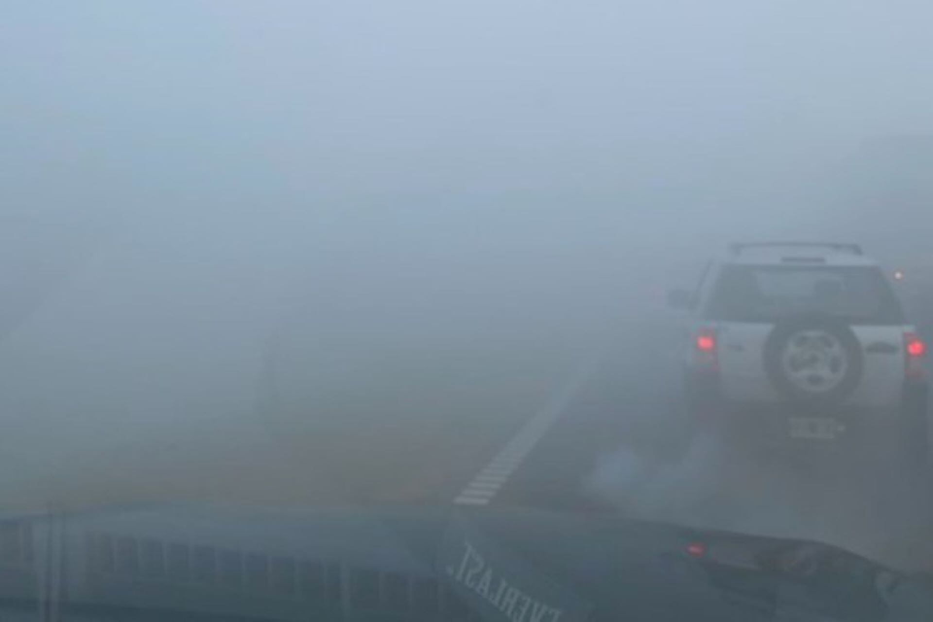 Se registraron varios incidentes viales a causa de la reducida visibilidad por el humo y la niebla en la acutopista Buenos Aires- Rosario. 