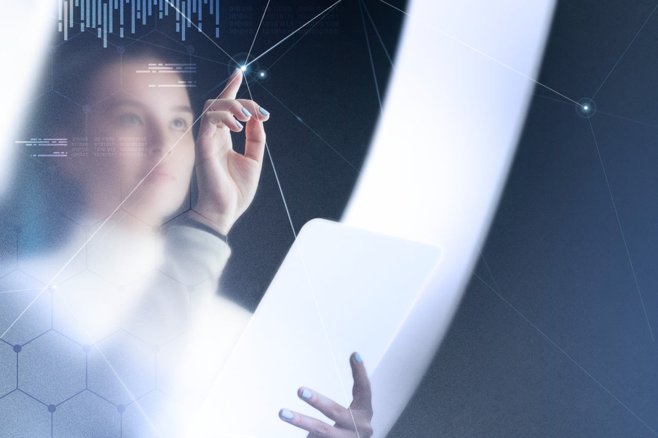 El producto es un chat simple, con una interfaz similar a la de Whatsapp, que puede usarse desde la computadora o el celular. 