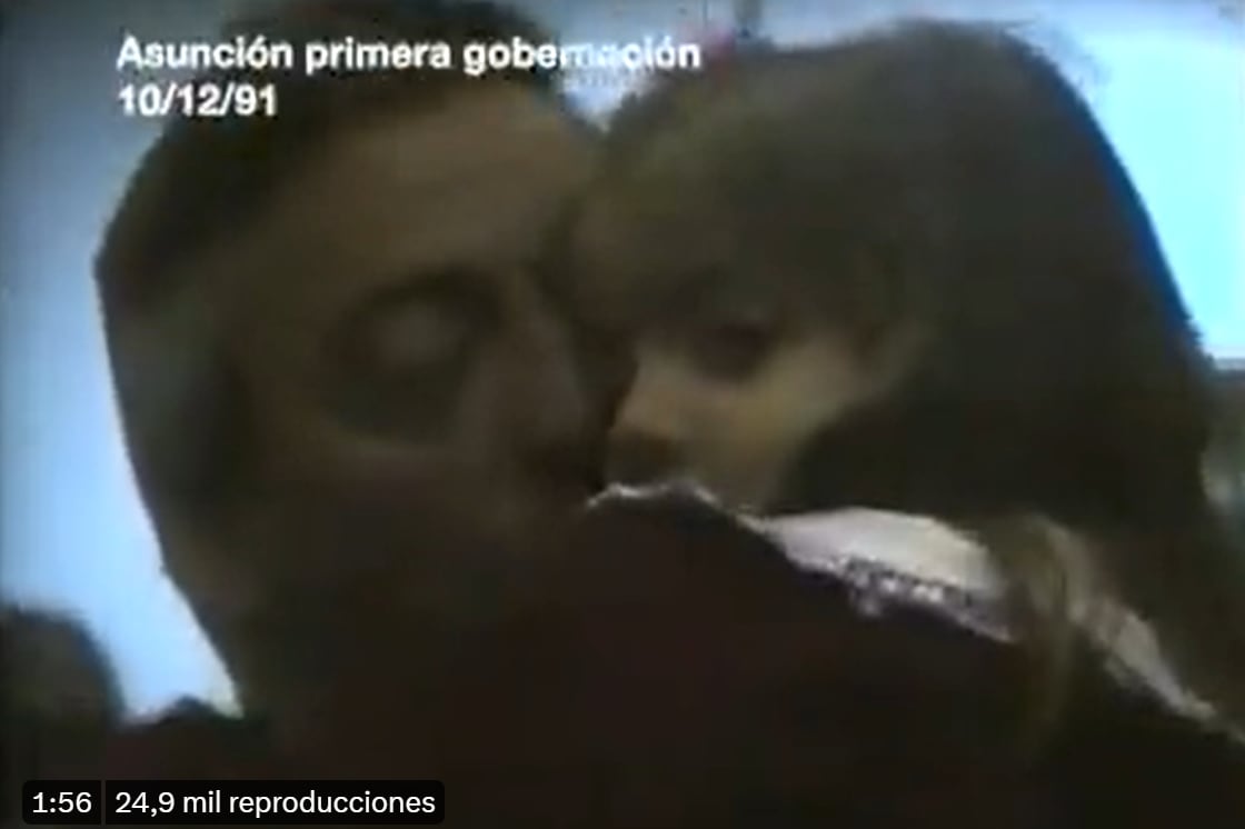 Néstor Kirchner abraza a su hija Florencia durante su asunción en el primer mandato a la gobernación de Santa Cruz.