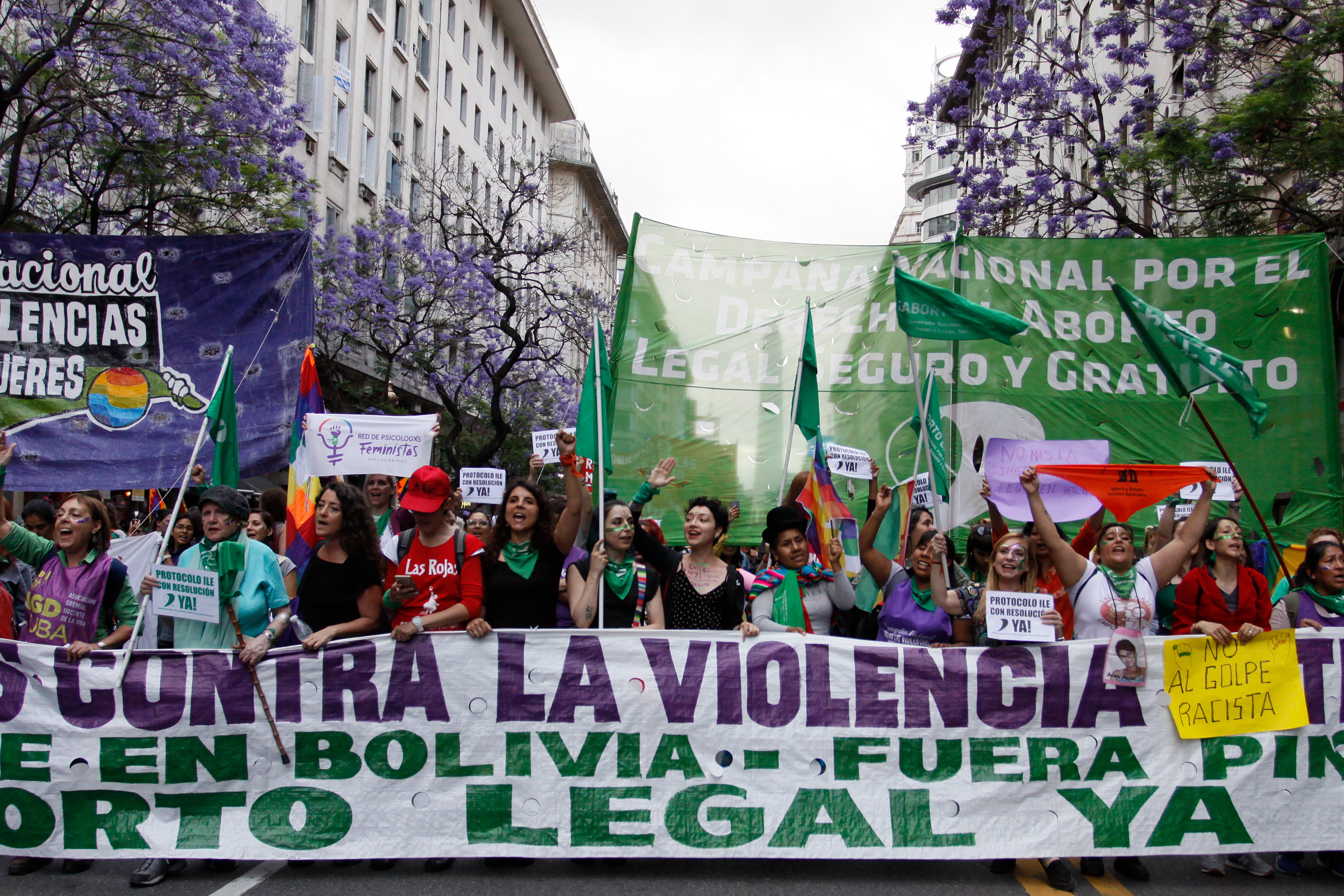 Distintos grupos confluyeron frente al Obelisco y de allí marcharon a Plaza de Mayo. Abajo, una instalación en Congreso.