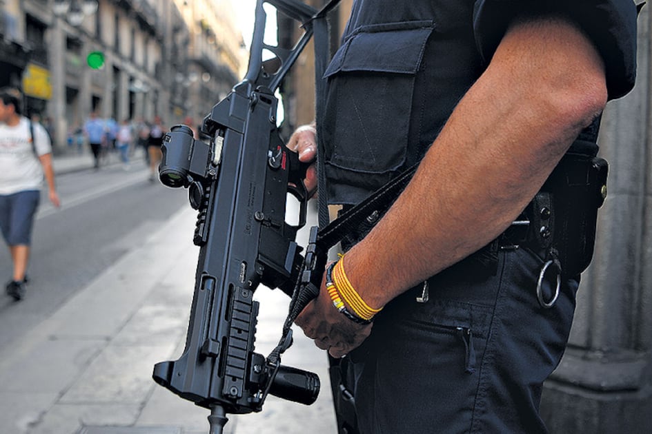 Un Mosso d’Esquadra vigila en una esquina de la ciudad catalana de Barcelona.