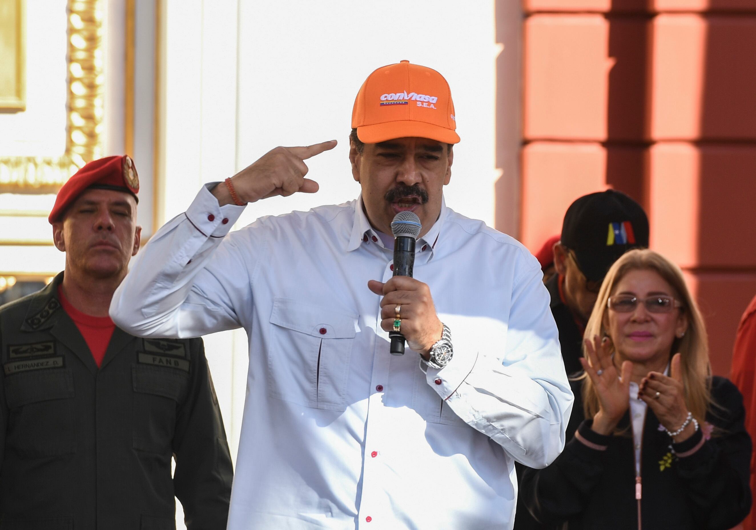 "Se creen dueños del mundo," dijo Maduro en referencia a Estados Unidos.